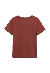 Rdzawy t-shirt z krótkim rękawem, wykonany z miękkiej bawełny, z okrągłym dekoltem i prostym dołem, z minimalną ilością szwów.