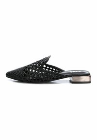 Scarpa nera intrecciata slip-on con una struttura aperta, punta affusolata e un tacco blocco metallico basso. Presenta intricati motivi intrecciati.