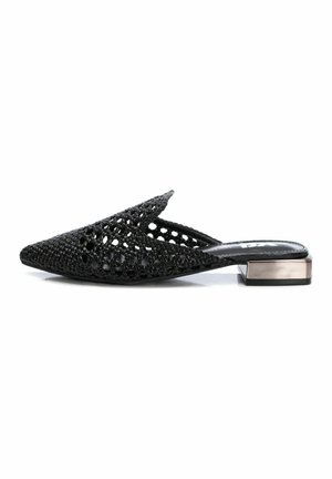 Scarpa nera intrecciata slip-on con una struttura aperta, punta affusolata e un tacco blocco metallico basso. Presenta intricati motivi intrecciati.