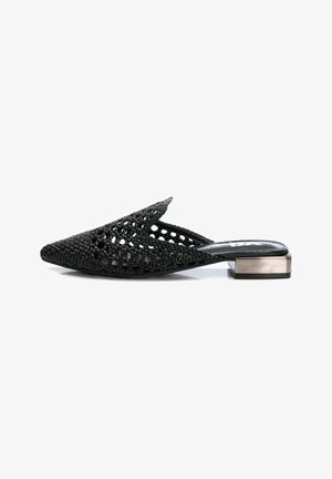 Scarpa nera intrecciata slip-on con una struttura aperta, punta affusolata e un tacco blocco metallico basso. Presenta intricati motivi intrecciati.