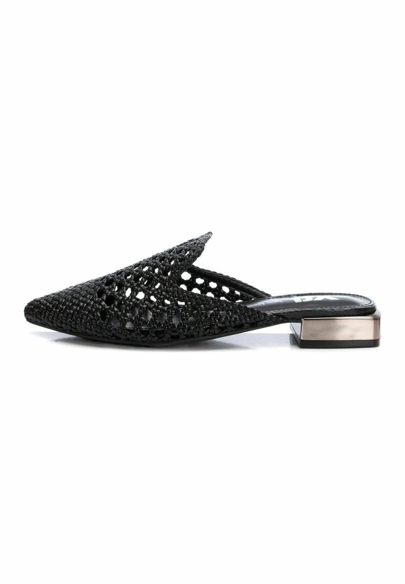Scarpa nera intrecciata slip-on con una struttura aperta, punta affusolata e un tacco blocco metallico basso. Presenta intricati motivi intrecciati.