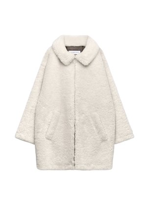 Manteau en fausse fourrure plush écru avec un large col, fermeture éclair, manches longues et deux poches avant, présenté sur un fond blanc.