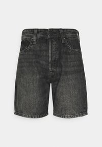 Bermudas de mezclilla negra con un ajuste regular. Diseño de cinco bolsillos, costuras visibles y una cinturilla con cierre de botón.