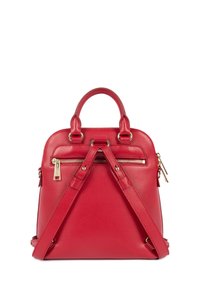 Zaino in pelle rossa con due manici superiori, spallacci regolabili e una tasca frontale con cerniera. Presenta una superficie testurizzata e ferrature color oro.