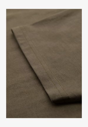 Ombre, CLASSIC WITH A V-NECK - T-Shirt basic - dark olive