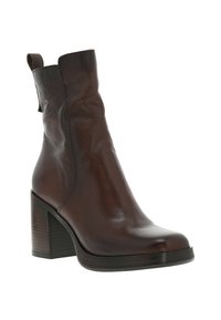 Bottine en cuir brun avec une texture lisse, bout carré et talon épais. Présente une petite languette et un design minimaliste.