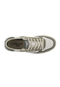 Sneaker verde e bianco con pelle perforata, dettagli in suede, punta tonda e lacci piatti. Presenta un marchio sulla soletta e sulla linguetta.