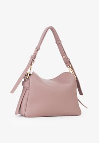 Borsa a tracolla in pelle rosa chiaro con una finitura morbida e testurizzata, una tracolla singola e dettagli in metallo dorato. Forma curva e informale.