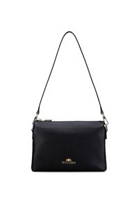 Czarna skórzana torba na ramię z zamkiem błyskawicznym, regulowanym paskiem i złotym logo z przodu. Gładka faktura, prostokątny kształt.