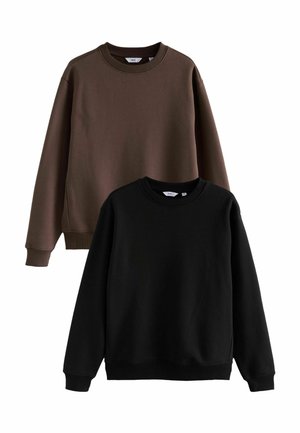 Brązowe i czarne bluzy dresowe ułożone w stos, z okrągłymi dekoltami, długimi rękawami i ściągaczami. Miękka tkanina o gładkiej fakturze.