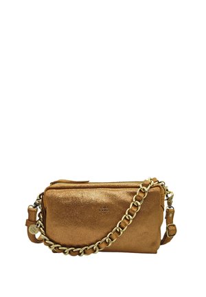 Sac bandoulière bronze brillant avec une bandoulière chaîne dorée, forme rectangulaire, fermeture éclair sur le dessus et petit charm logo rond sur le côté.