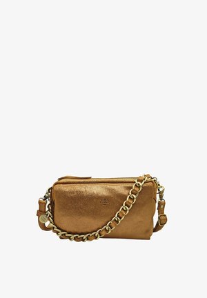 Sac bandoulière bronze brillant avec une bandoulière chaîne dorée, forme rectangulaire, fermeture éclair sur le dessus et petit charm logo rond sur le côté.