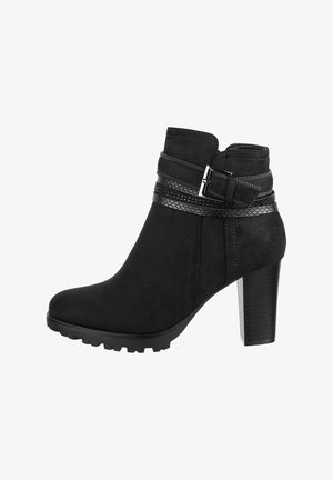 Schwarze Wildleder-Stiefelette mit einem strukturierten schwarzen Riemen und Schnallen-Detail, einem klobigen Absatz und einer robusten Laufsohle für besseren Halt.