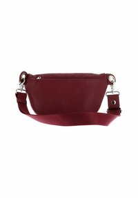 Sac en cuir bourgogne à bandoulière avec sangle en tissu réglable, quincaillerie en argent et fermeture zippée en haut.