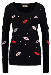 Czarny sweter z rozproszonymi haftowanymi motywami ust w kolorach czerwonym, różowym i szarym, ozdobiony perłowymi akcentami. Okrągły dekolt i długie rękawy.