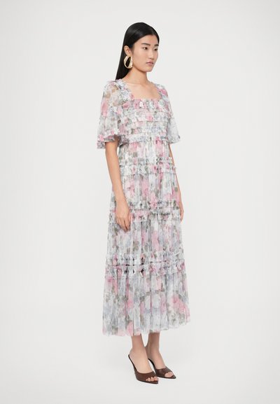 Rochie maxi cu imprimeu floral, material transparent, mâneci cu volane, decolteu pătrat și design pe nivele. Prezintă culori pastelate și o siluetă fluidă.