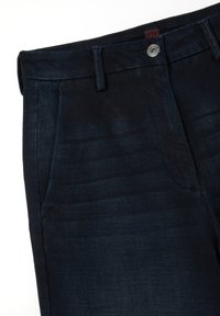 Donkerblauwe denimbroek met een soepele textuur, voorzien van steekzakken, een knoopsluiting en een gestikt tailleband.