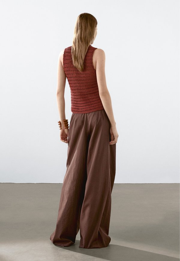 FLOWING - Trousers - bordeaux2