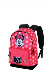 Mochila rosa con lunares que presenta un gráfico de Minnie Mouse en la parte frontal, un gran compartimento principal y un bolsillo frontal más pequeño con cremallera y parches.