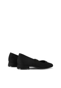 Ballerine in suede nero con punta rotonda e piccolo tacco a blocco. Presentano un design intagliato sul davanti e dettagli metallici sulla parte superiore.