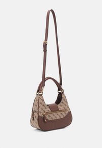 Mala castanha com um corpo de tela estampada, acabamentos em couro, uma pega superior e uma alça de ombro ajustável, apresentando um bolso com fecho.