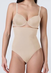 Body beige con coppe imbottite, spalline regolabili e vita alta. Tessuto liscio con design senza cuciture per una silhouette snella.