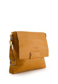 Leder-Umhängetasche in senfgelb mit einem umklappbaren Deckel, verstellbarem Gurt und einem Frontsnap-Verschluss. Glatte Textur, minimalistisches Design.