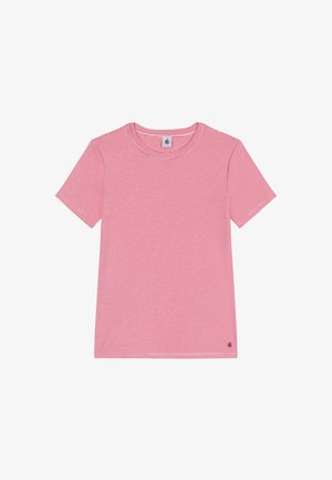 T-shirt manches courtes rose et blanc à rayures horizontales, col rond, avec un petit logo près de l'ourlet inférieur sur fond blanc.