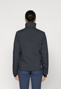 Giacca isolante blu scuro con collo alto, design elegante e polsini. Visuale posteriore, texture liscia con dettagli minimi.