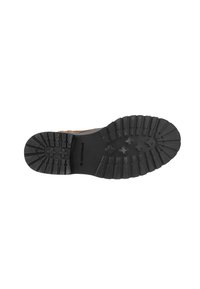 Suela de zapato de goma negra con un patrón de textura en el dibujo y el logo de la marca. Presenta crestas e indentaciones en contraste para mayor tracción.