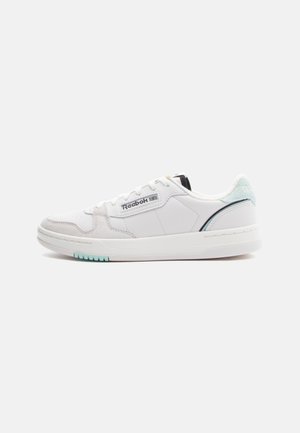 Baltas ādas sneakers ar pelēkiem zamšādas akcentiem, piparmētru zaļš gumijas zole un sānu logo detaļas. Zema modeļa dizains ar mīkstinātu apkakli.