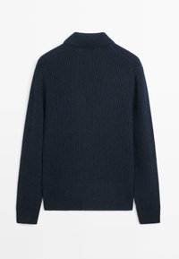 Maglione a coste blu navy scuro con colletto, maniche lunghe e finitura testurizzata. Il design presenta un orlo dritto e polsini aderenti.
