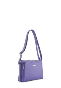 Lilla læder crossbody taske med en struktureret overflade, en lang justerbar rem og et lynlåslukket hovedrum. Har sølv hardware detaljer.