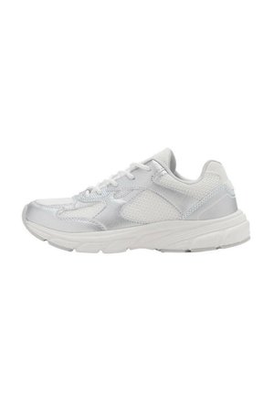 Des chaussures de sport blanches avec une tige lisse, des panneaux en mesh et une semelle rembourrée. Présentent des détails d'accent minimes en gris clair. Design léger.