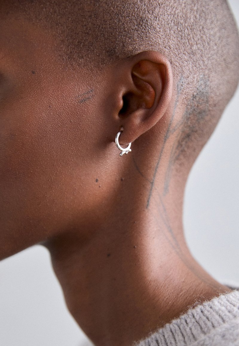 Maria Black RAMEN SHO HUGGIE - Μονό σκουλαρίκι - silver coloured