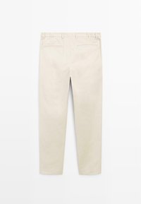 Pantaloni in cotone beige con vestibilità dritta, dotati di tasche posteriori e una superficie liscia. Nessun motivo o dettaglio hardware visibile.