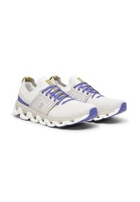 Leichte Laufschuhe mit einem weißen Mesh-Obermaterial, lila Schnürsenkeln und einer beigen Zwischensohle. Verfügt über eine strukturierte Sohle für besseren Halt.