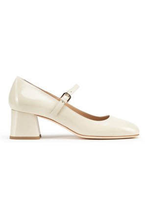 Chaussures à talons carrés en cuir verni beige clair, avec un bout rond et une fine lanière ajustable à la cheville avec une boucle en argent.