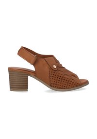 Braune Lederslingback-Sandale mit durchbrochenem Design, offener Zehenpartie und strukturierter Blockabsatz. Verfügt über einen Riemen mit dekorativem Knopfdetail.