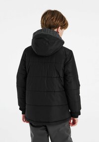 Schwarze Daunenjacke mit Kapuze, ausgestattet mit horizontalen Steppnähten und elastischen Bündchen. Auf der Rückseite befindet sich ein graues Logo am Kragen.
