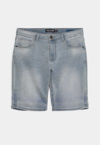 Pantalones cortos de denim azul claro con corte recto, diseño de cinco bolsillos, cierre con un solo botón y ligero desvanecimiento en la tela. Etiqueta visible en la cintura.