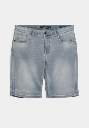 Shorts en denim bleu clair avec une coupe droite, design à cinq poches, braguette à un bouton et décoloration subtile sur le tissu. Étiquette visible à la taille.