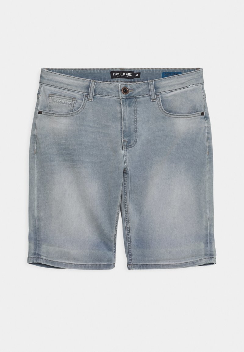 Pantalones cortos de denim azul claro con corte recto, diseño de cinco bolsillos, cierre con un solo botón y ligero desvanecimiento en la tela. Etiqueta visible en la cintura.