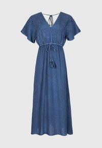 Robe maxi en denim bleu profond avec des manches courtes volantées, col en V, broderies élaborées, ceinture réglable à la taille et détails à franges.