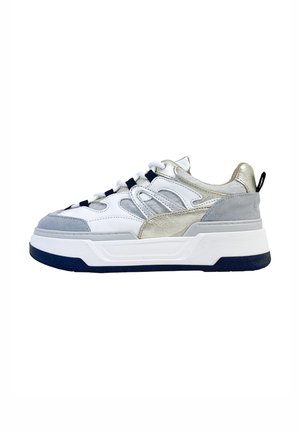 Sneakers met een stevige witte zool, grijs suède en zilveren leren accenten, marineblauwe veters en een gestructureerd ontwerp op de bovenkant.