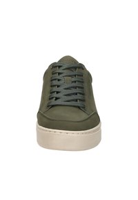 Groene leren sneaker met een gestructureerde bovenkant, ronde neus en platte veters, voorzien van een contrasterende witte rubberen zool voor stabiliteit.