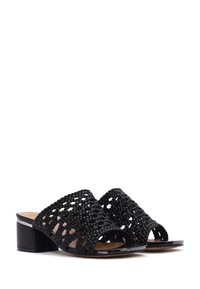 Sandali con zeppa nera intrecciati, con design open-toe e tacco medio a blocco. Presentano una parte superiore intrecciata texturizzata e una base liscia.