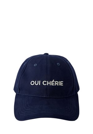 Marineblaue Baseballkappe mit weiß besticktem Text "OUI CHÉRIE" vorne, zentriert mit sichtbaren Nähten und Lüftungslöchern.