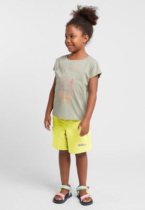 Lichtgroene katoenen T-shirt met grafisch ontwerp, gecombineerd met felgele shorts en multi-kleurige sandalen. Soepele textuur en ontspannen pasvorm.