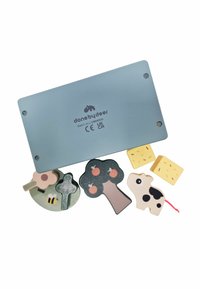 Houten speelset met een metalen basis; bevat een boom, een koe, een bij en kaasstukken in natuurlijke kleuren met gladde texturen en speelse ontwerpen.